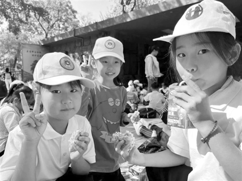 济南市天桥区枫景小学师生一起走进济南动物园